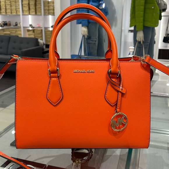 MICHAEL KORS
Sheila Medium CZ Faux Saffiano Leather CZ Satchel Crossbody
NWT - Picture 12 of 16
